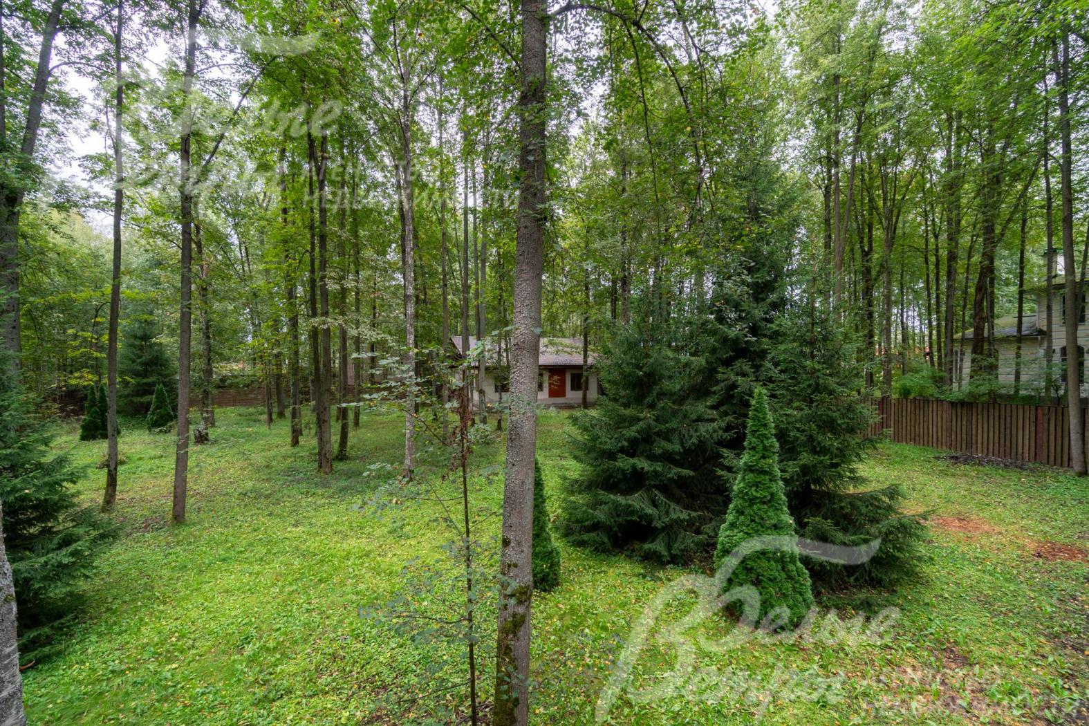 Участок расположен в приватной живописной локации в центре коттеджного посёлка