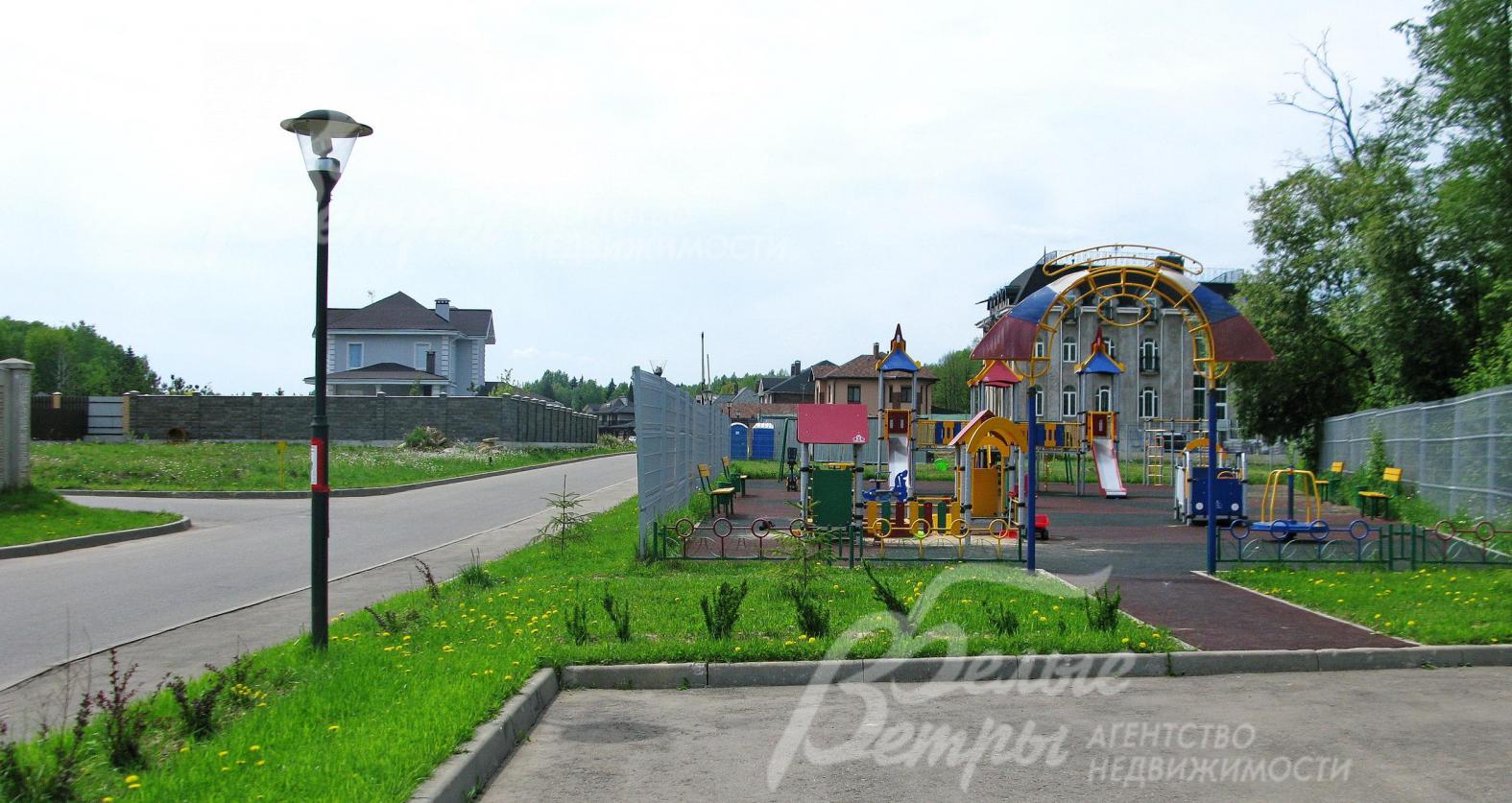 Детская площадка на территории коттеджного поселка Природный Парк Каменка