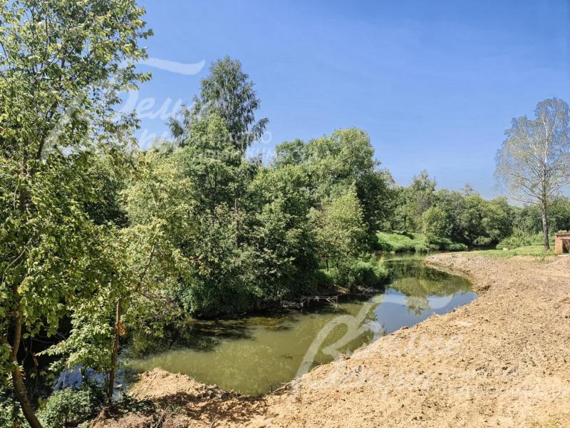 В 100 метрах расположен лес и протекает река Десна