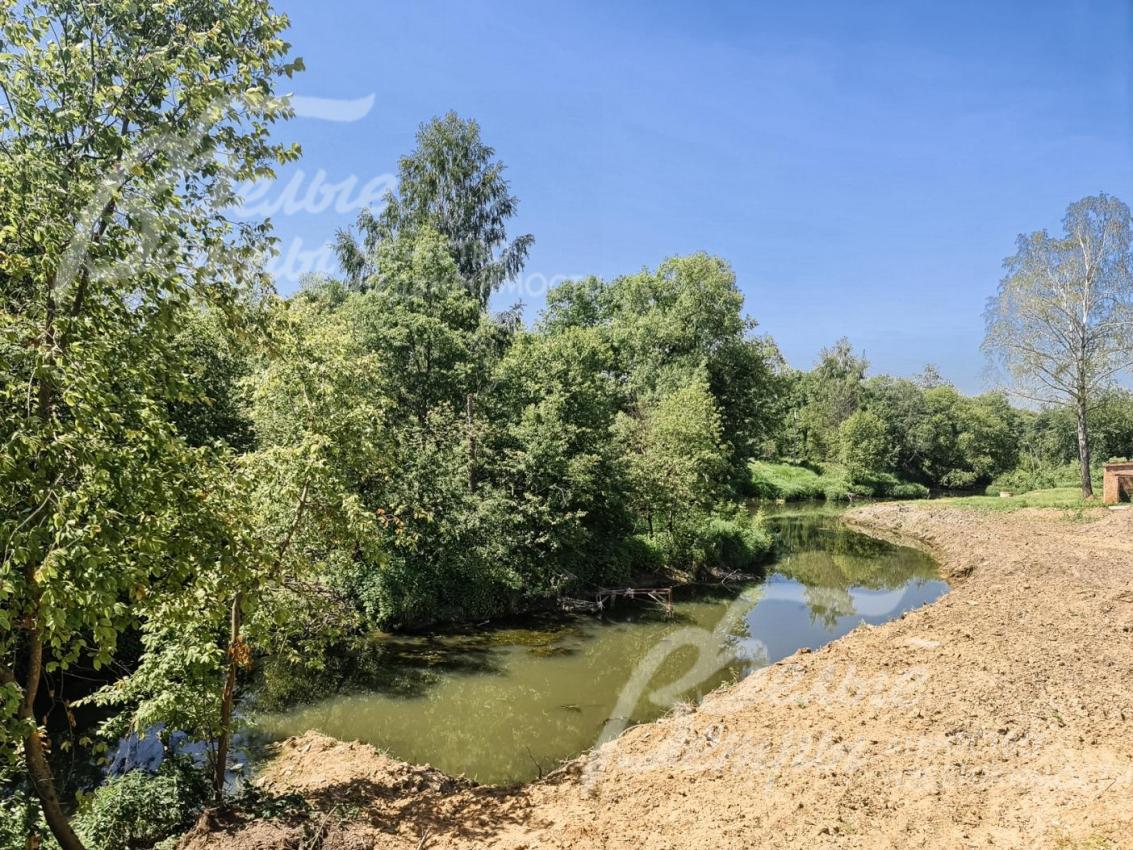 В 100 метрах расположен лес и протекает река Десна