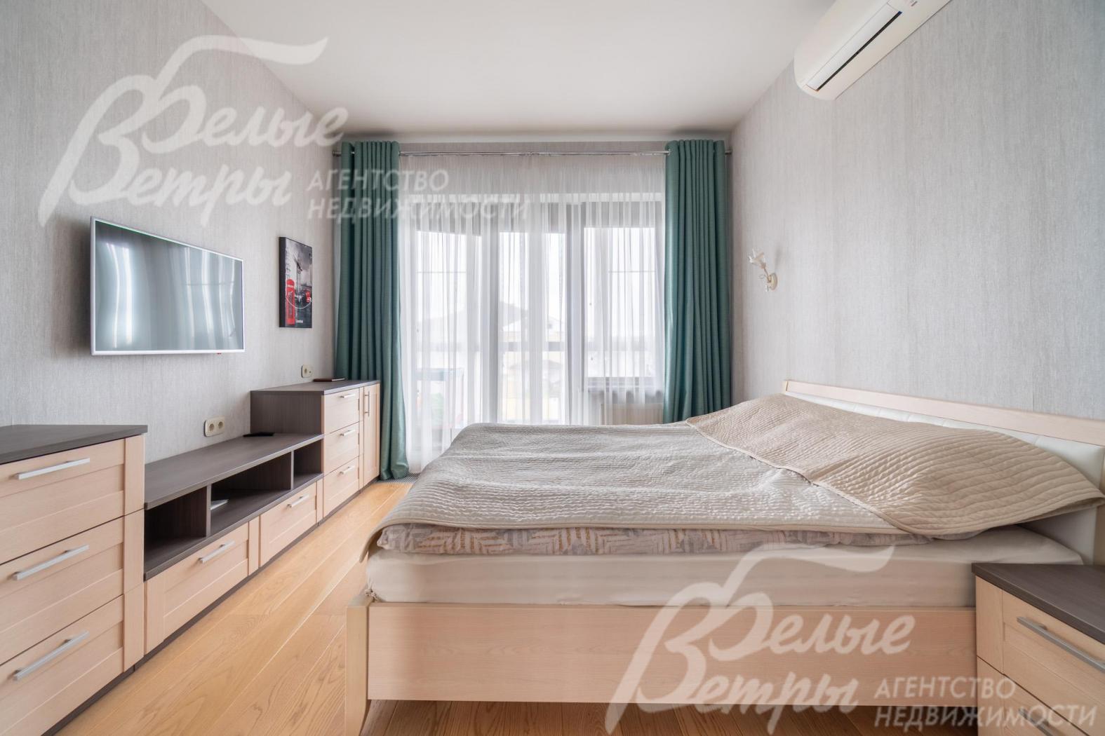 Спальня полностью меблирована, установлен телевизор