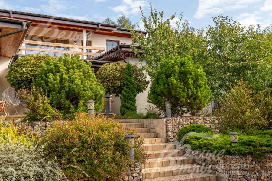 Террасные уступы созданы с использованием габионов, наполненных натуральным природным камнем