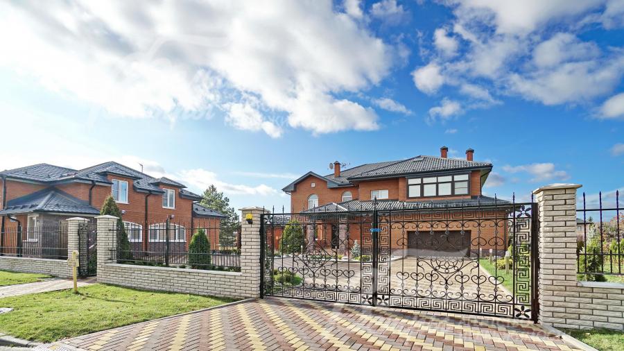Кованый забор на кирпичных столбах