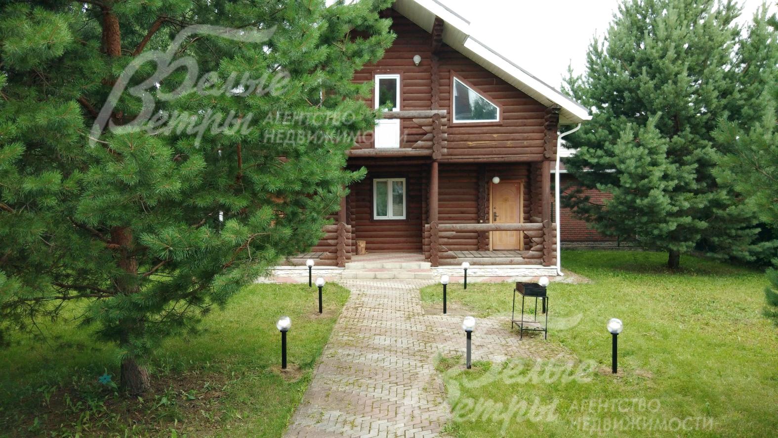 На участке прогулочные дорожки с освещением