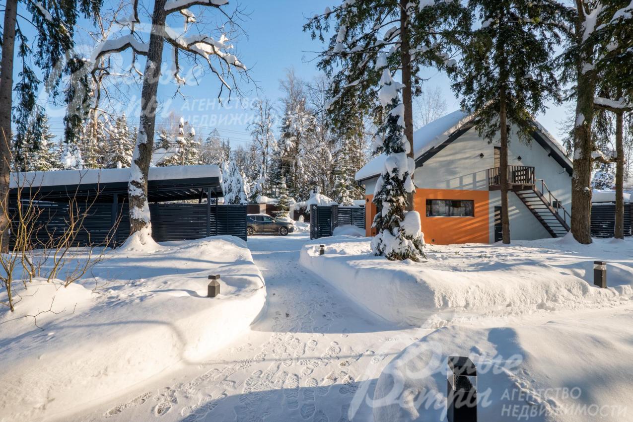 На участке высажен газон и декоративные кустарники, по всей территории разведено освещение