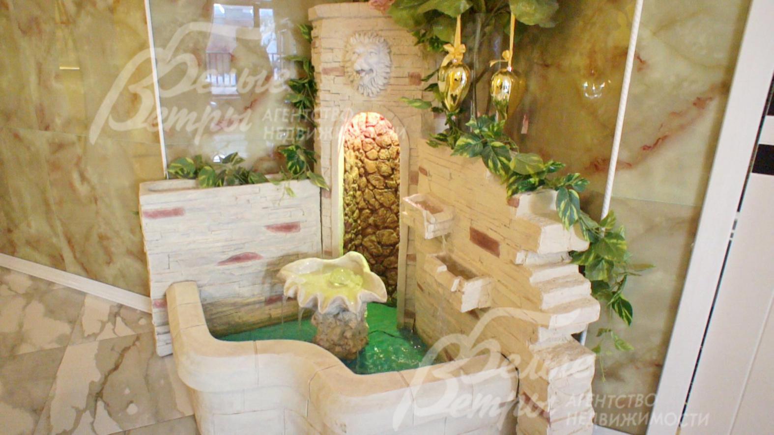 Фонтан в гостиной. Стены отделаны керамогранитом