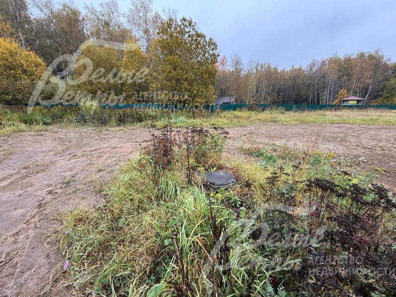 У участка престижное расположение в первой очереди посёлка: он находится на уединённой тупиковой тихой улице