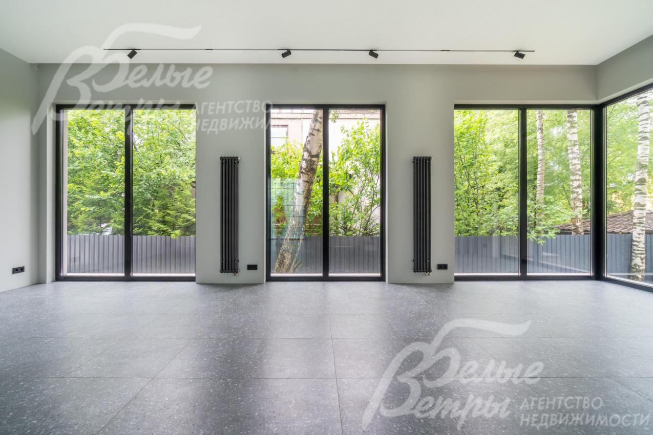 На первом этаже - панорамное остекление и двери со стеклянными вставками