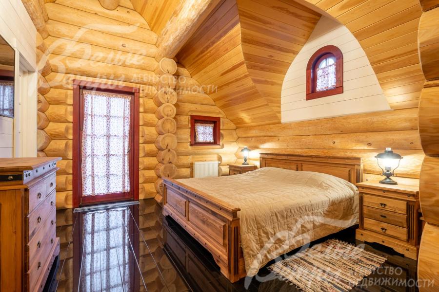 Одна из спален дома на 2-м этаже, двери на балконы – с перемычками и стёклами