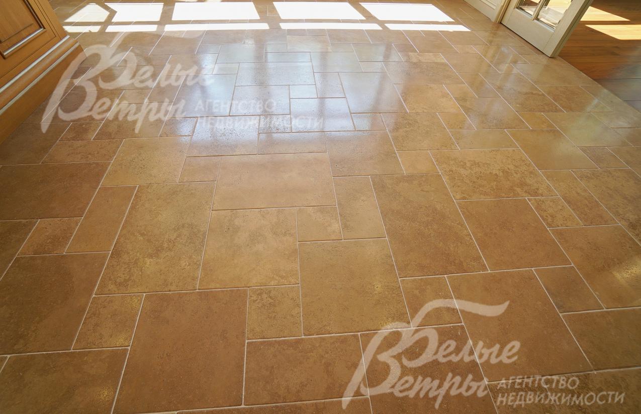 Керамогранит ведущих итальянских производителей, мрамор и травертин (все с водяным подогревом)