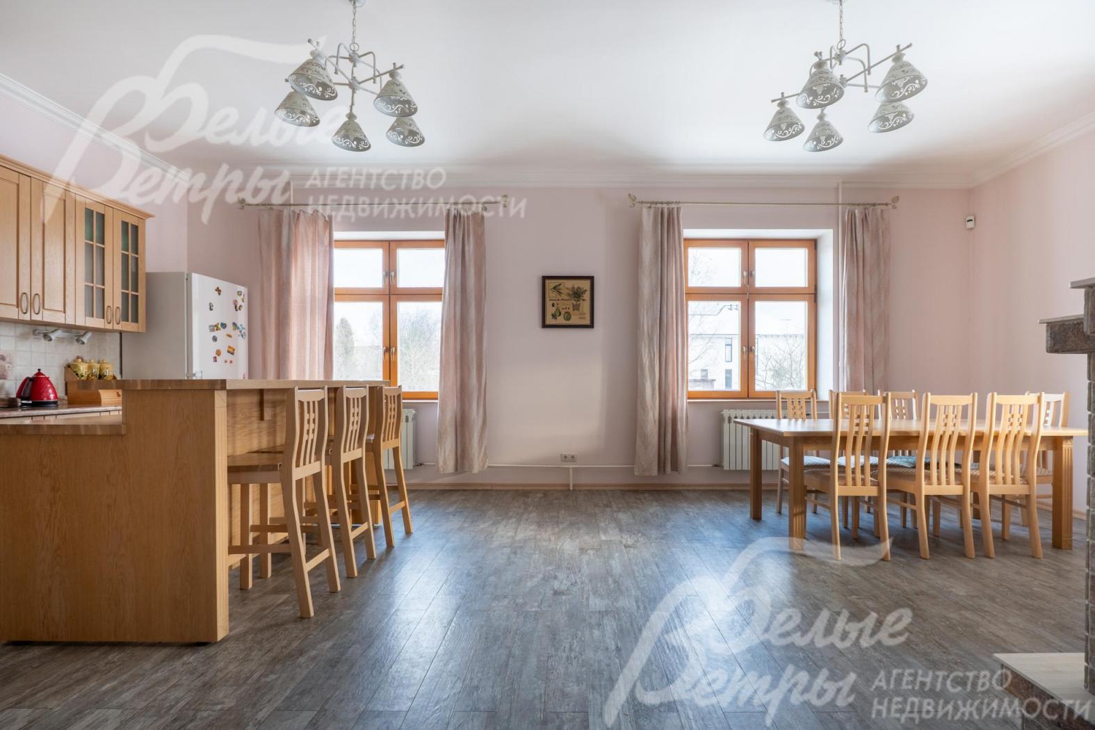 Столовая группа и кухня выполнены в едином стиле, есть вся необходимая техника