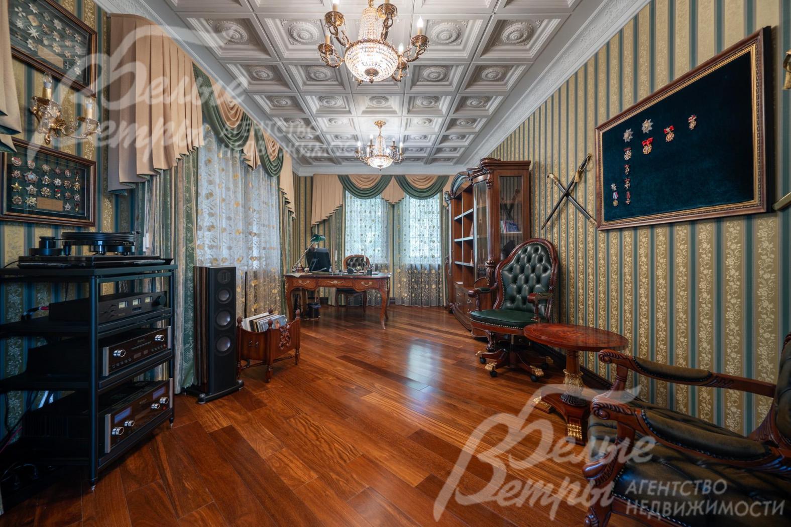В кабинете – кессонный потолок из полиуретана Orac Decor (Бельгия)
