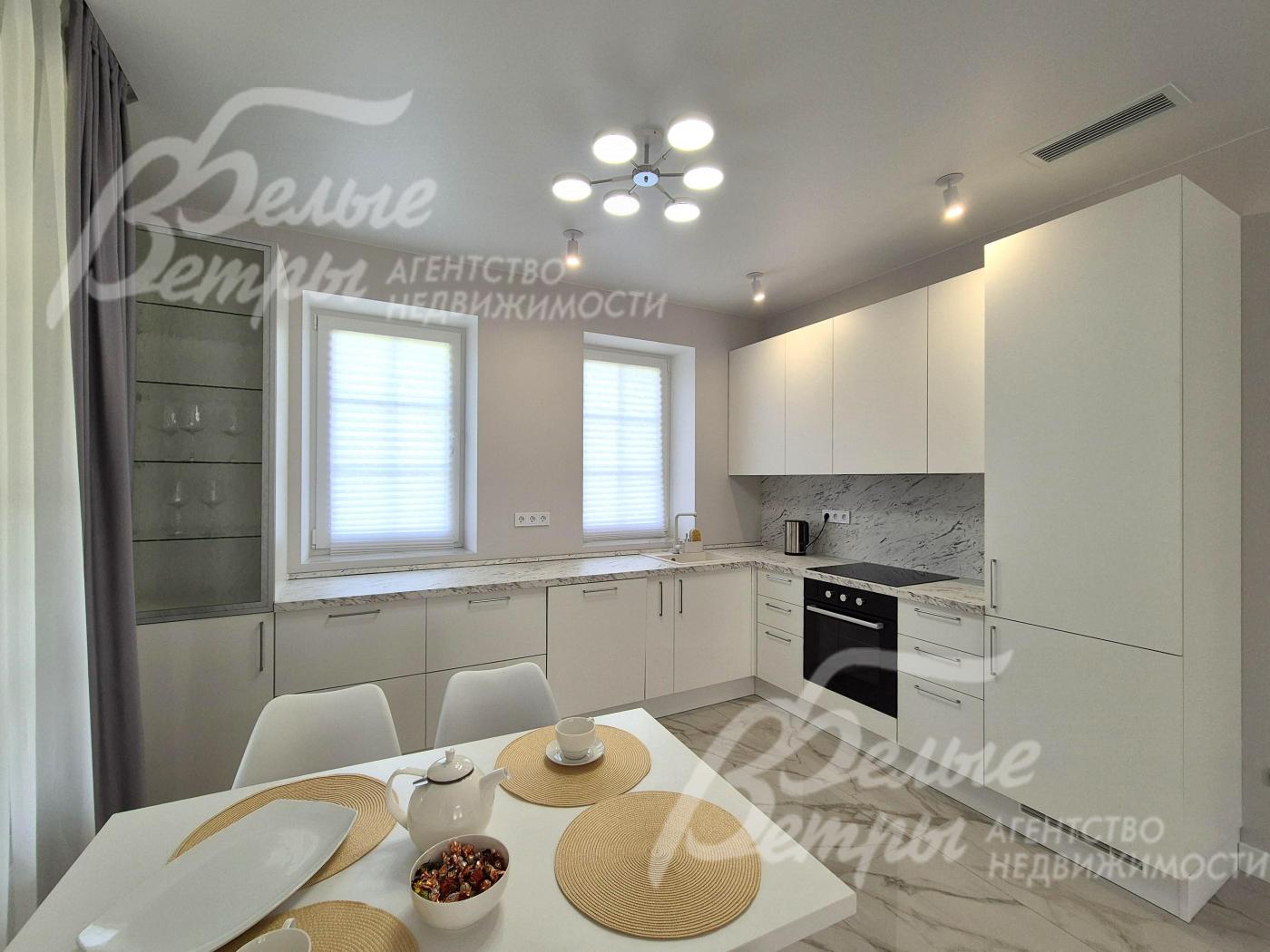 Кухня-столовая со всей встроенной техникой.