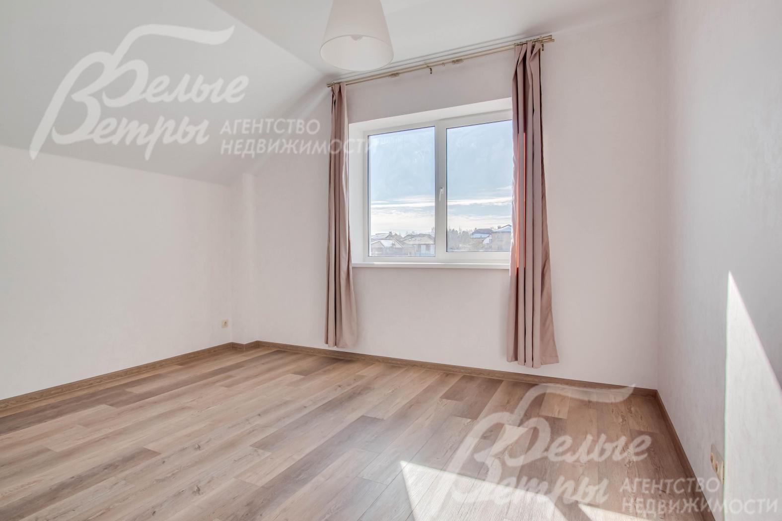 На стенах поклеены немецкие обои Marburg