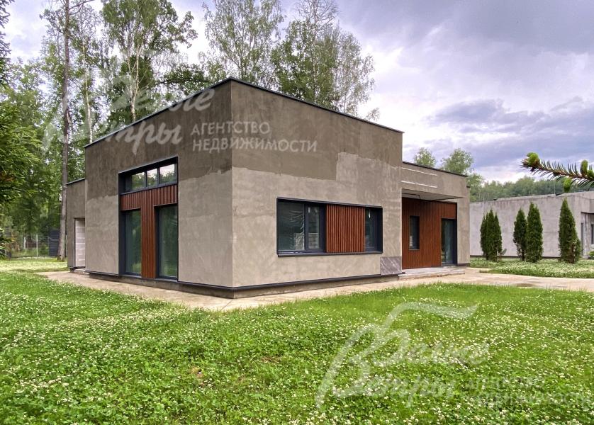 Вокруг дом забетонирована дорожка шириной 1,7 м