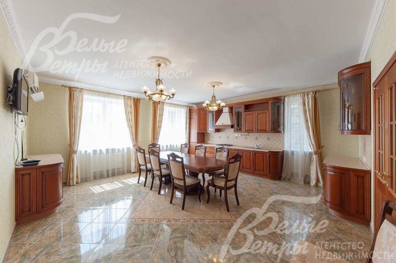 Кухонный гарнитур с фасадами из массива вишни. 
Столовый гарнитур на 8 персон. 