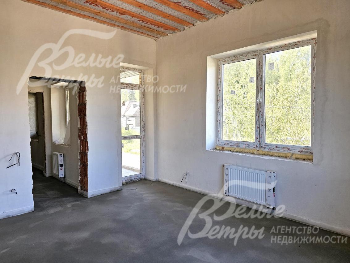 Выполнена стяжка пола, потолки – монолитные