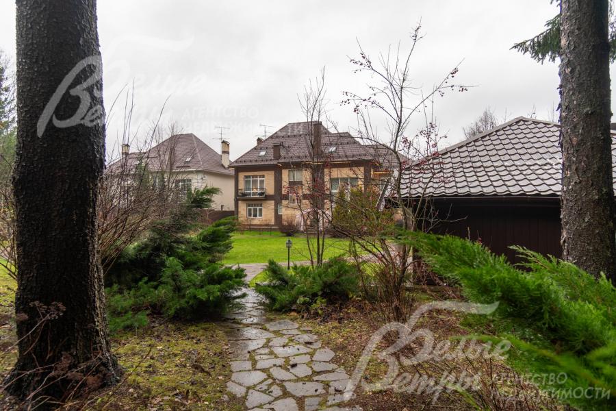 Участок примыкает к лесу, есть собственный выход в лес, а также выезд для квадроциклов и велосипедов