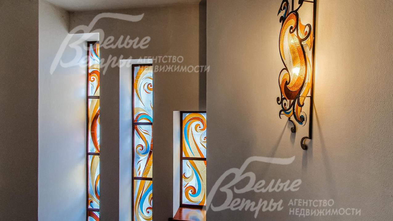 Авторские витражи на лестничном марше