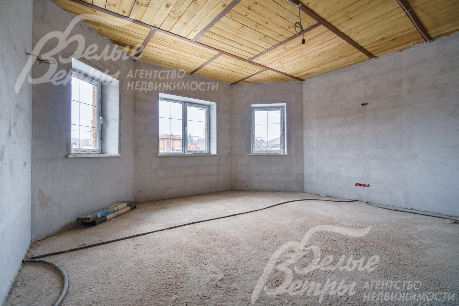 Проведены работы под отделку: разведено электричество, стены оштукатурены 