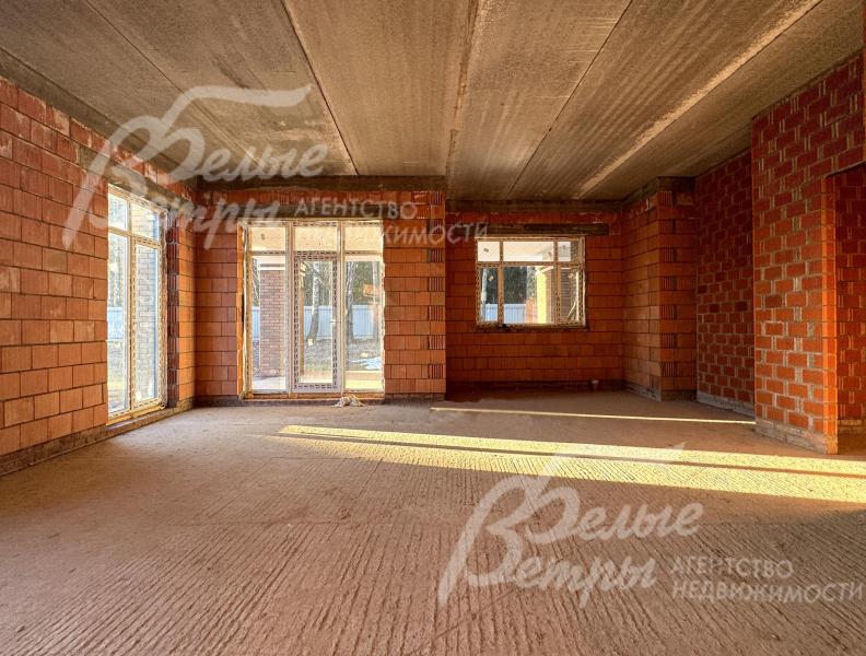 Из кухни-столовой через панорамные портальные двери - выход на просторную террасу и два выхода на участок