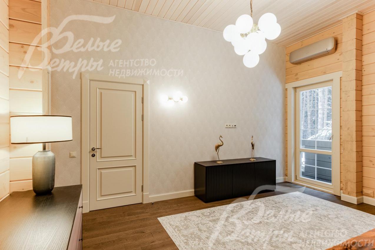 Спальня с выходом на балкон