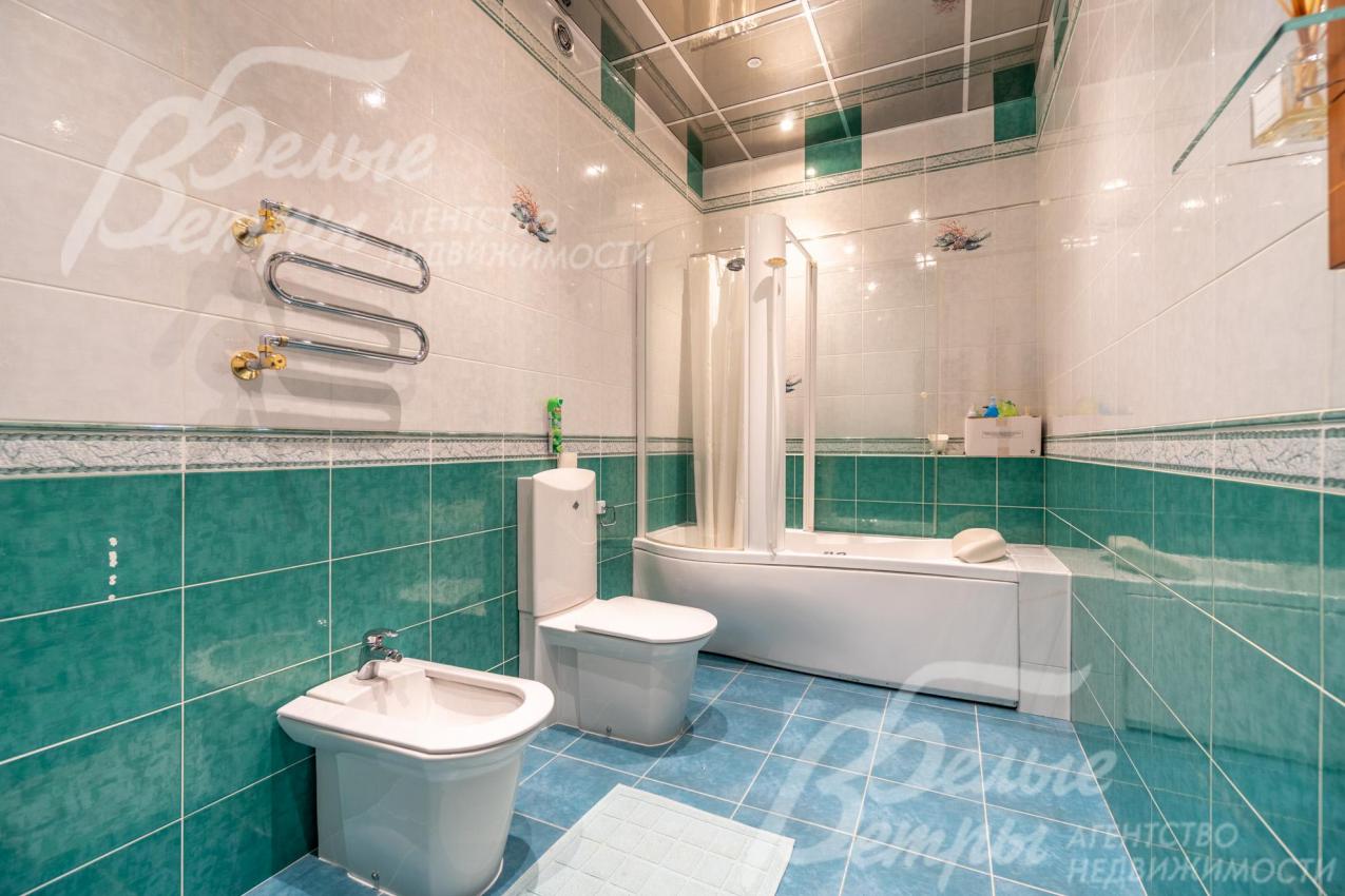 Санузел на втором этаже с биде и ванной