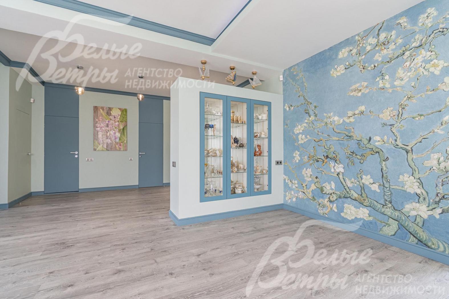 На полу бельгийский ламинат, на стенах фрески