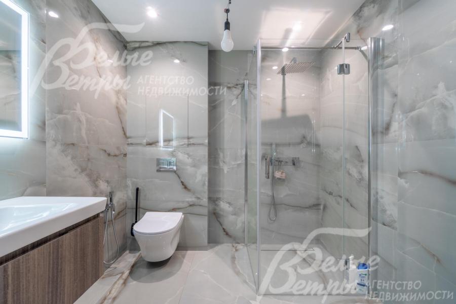 Санузел на 1-м этаже с душевой, отделан плиткой под мрамор