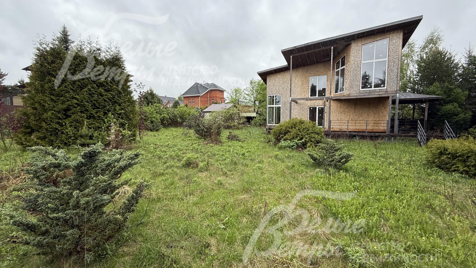 На участке стоит двухэтажный дом под отделку и хозяйственный блок