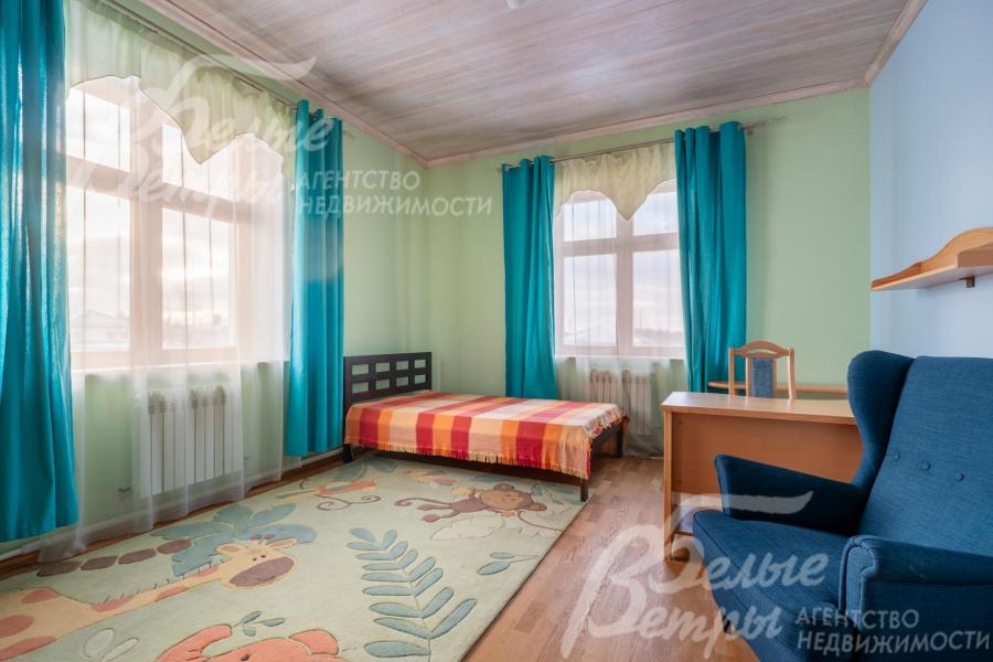 Одна из детских спален на втором этаже с рабочим местом