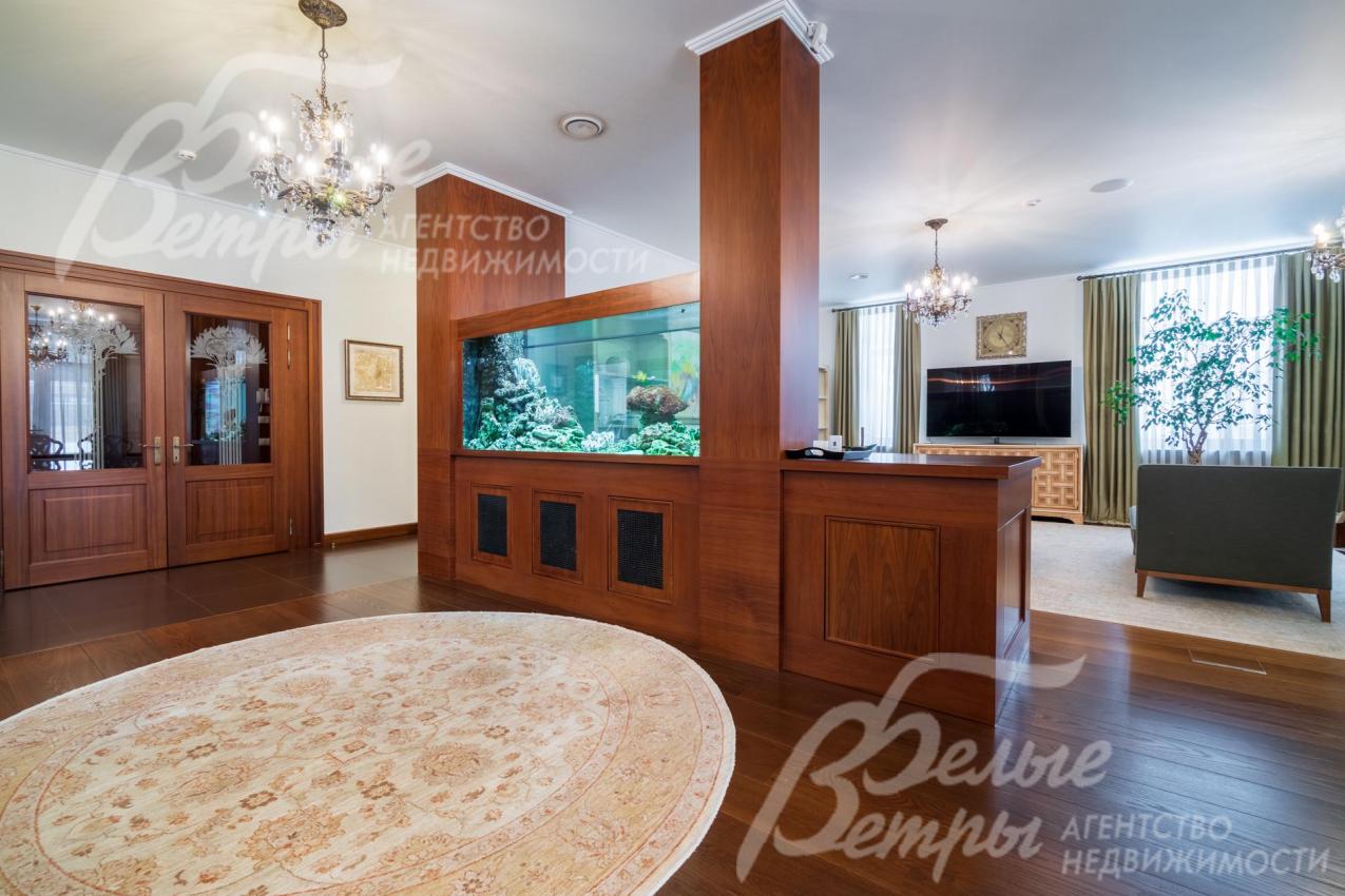 В гостиной правого дома большой аквариум на 1200 литров с тропическими рыбками и моллюсками