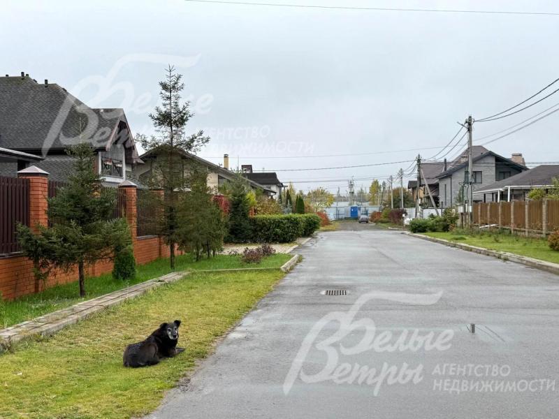 Участок расположен в обжитом коттеджном посёлка с центральными коммуникациями