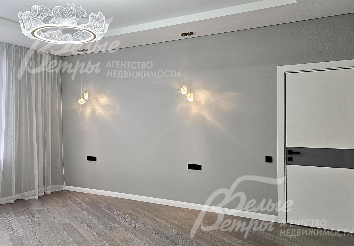 Одна из спален на втором этаже: окна декорированы тюлем, на полу - паркетная доска