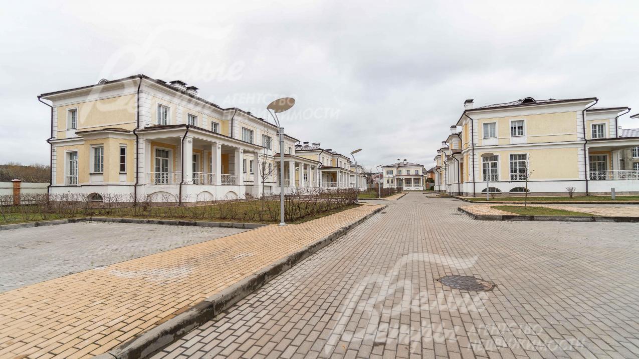 Дороги тротуары выложены брусчаткой, установлено уличное освещение