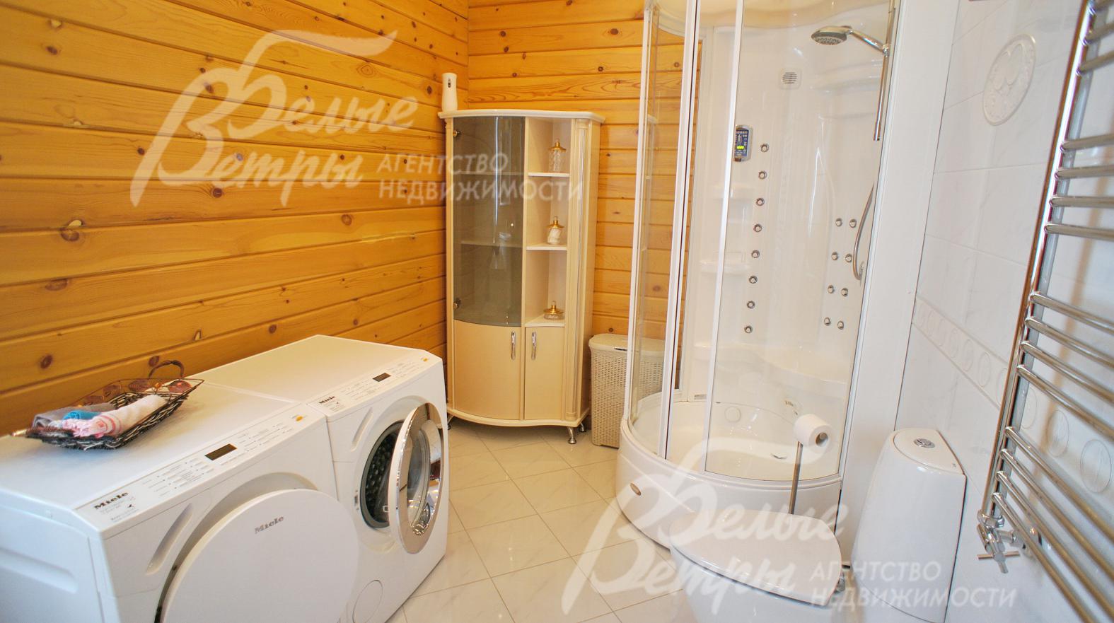 В санузле на 1-ом этаже оборудована прачечная с сушильной и стиральной машиной MIELE