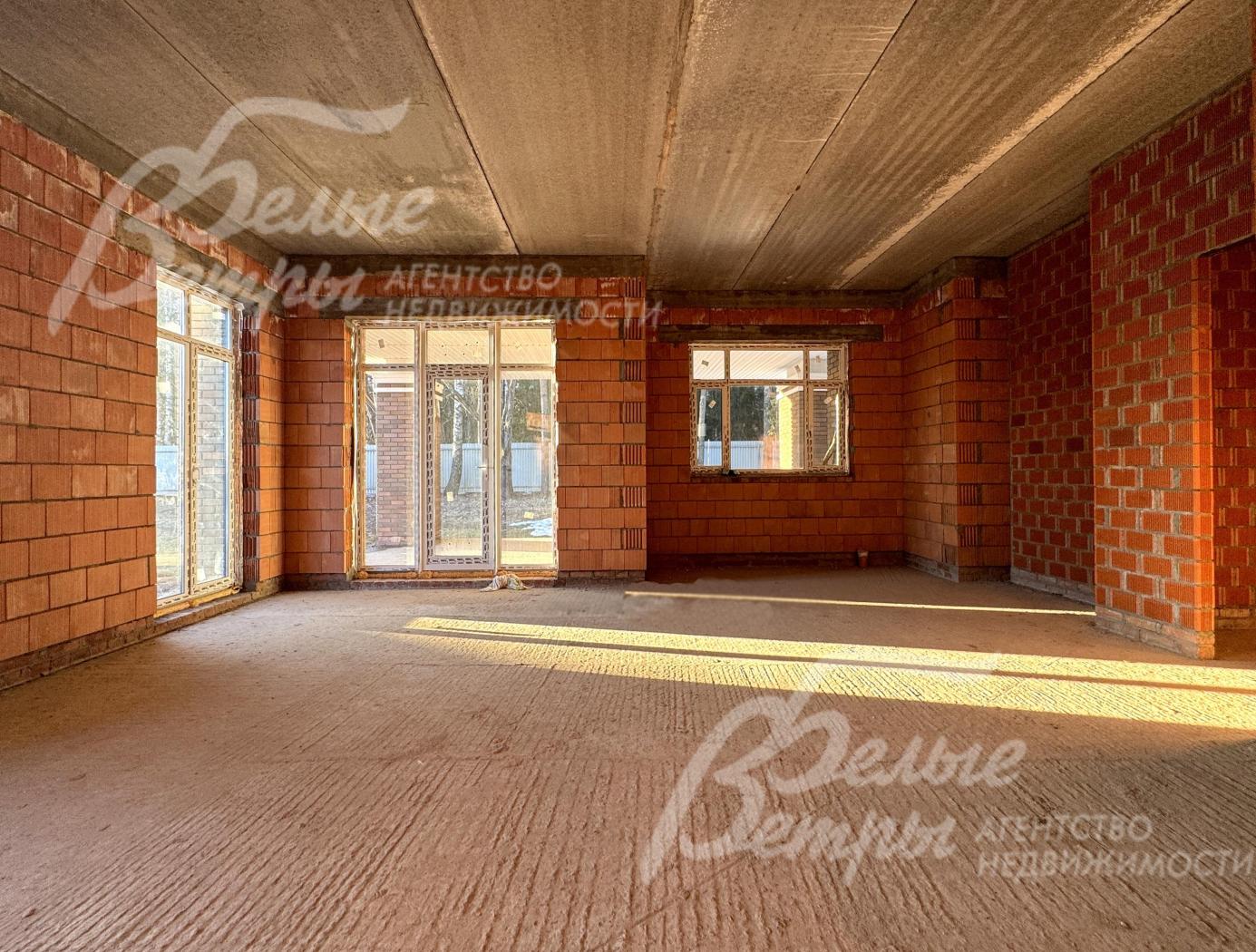 Из кухни-столовой через панорамные портальные двери - выход на просторную террасу и два выхода на участок