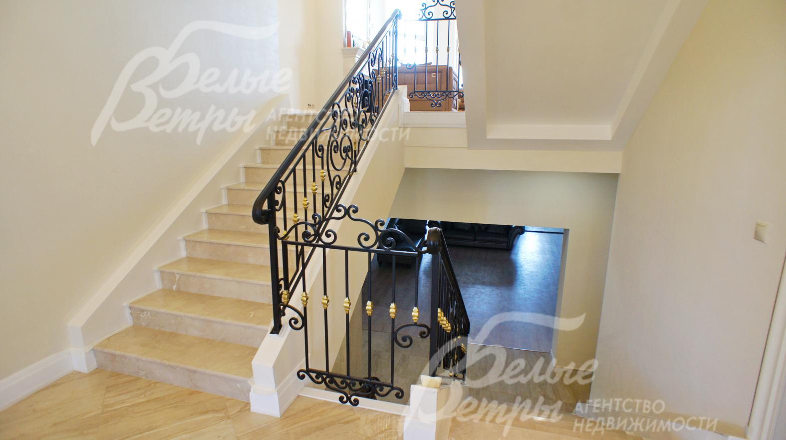 Мраморная лестница, мрамор Botticino Classico, по индивидуальному заказу, перила художественная ковка с патиной.