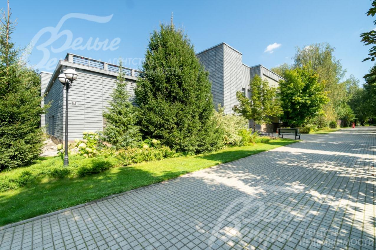 Клубный дом включает фитнес-клуб с бассейнами, сауной, теннисными столами, бильярдной, а также гостиную для общих мероприятий. 