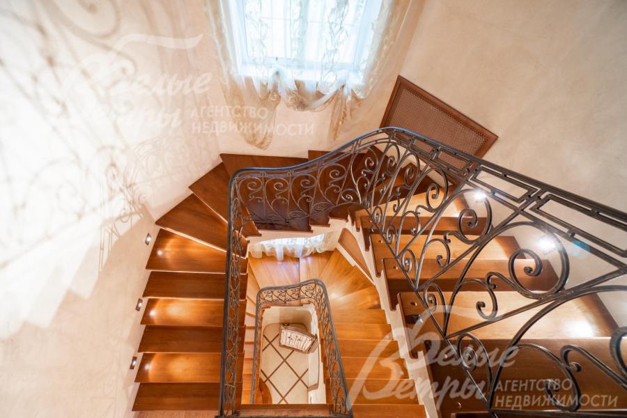 Ступени лестницы - с боковой подсветкой