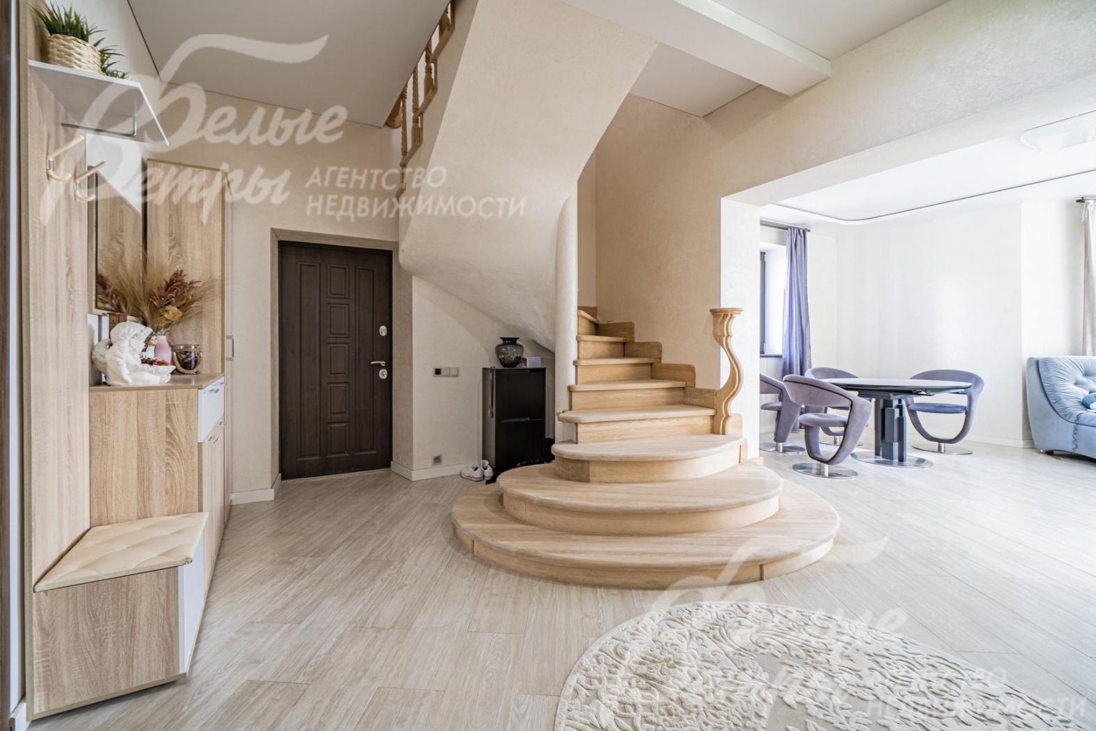 Холл первого этажа