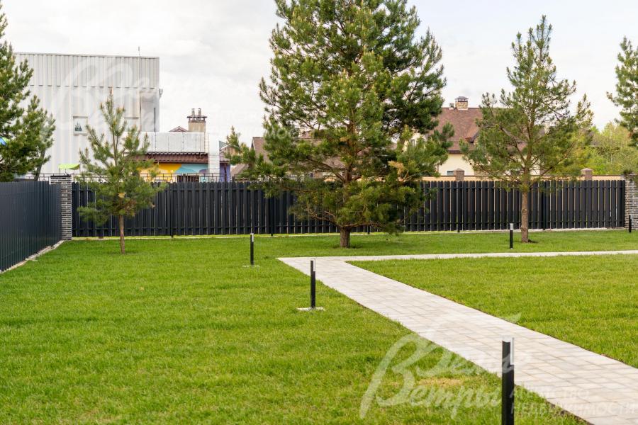 На участке разведено освещение, установлены фонари