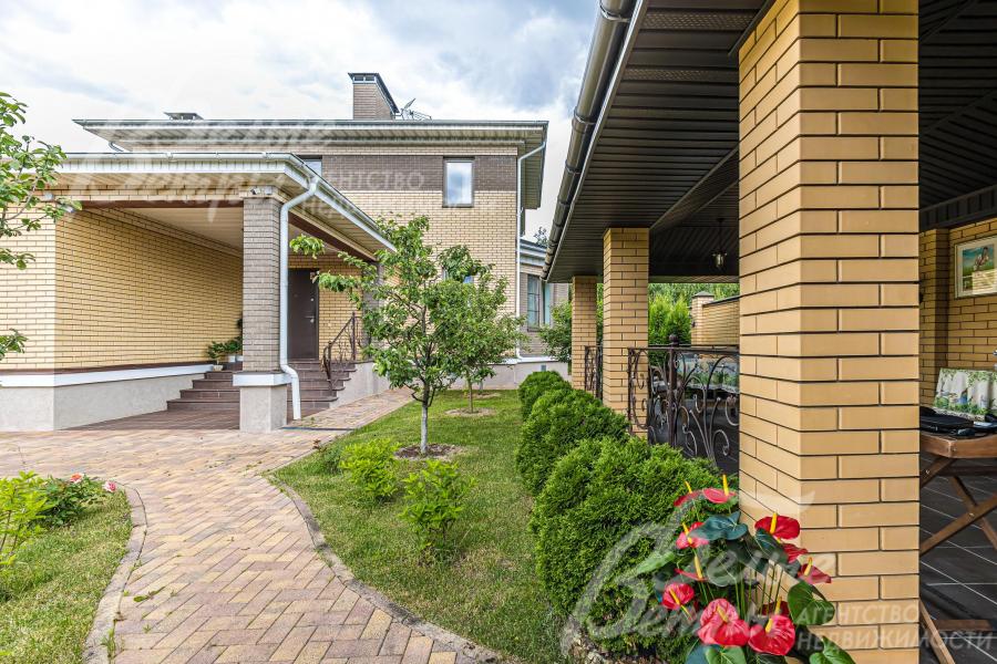 Крытая беседка рядом с домом.