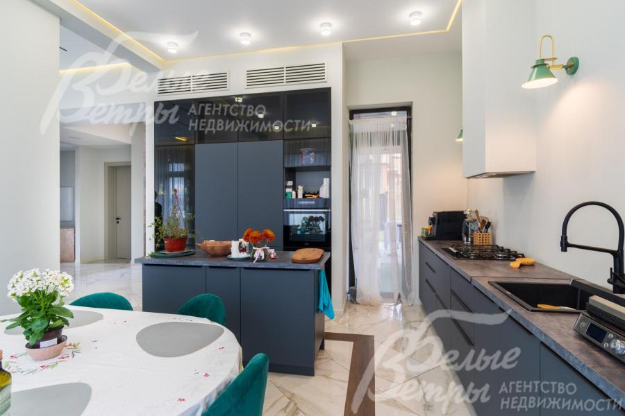 Гарнитур с эмалированными фасадами из МДФ, столешница из искусственного камня