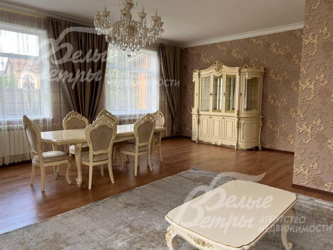 Зона столовой в гостиной 