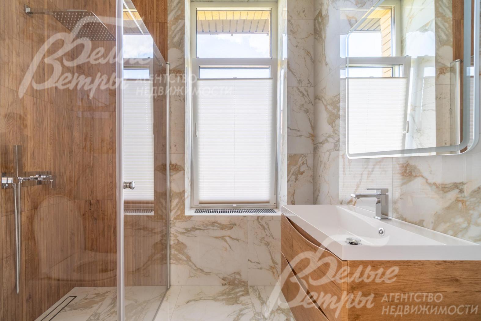 Санузел при спальне с душевой и плиткой под мрамор 