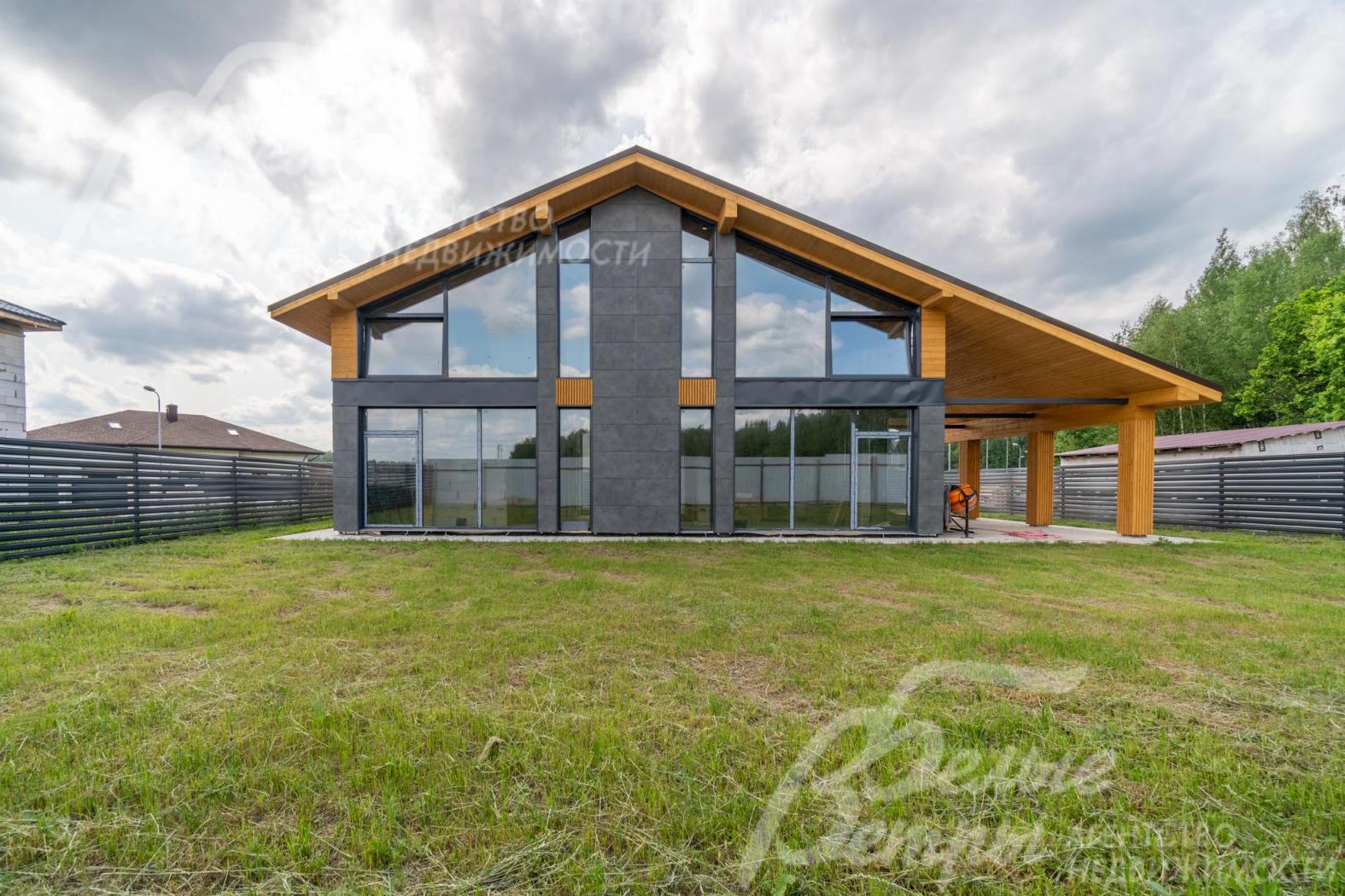 Остекление дома занимает площадь 120 кв.м