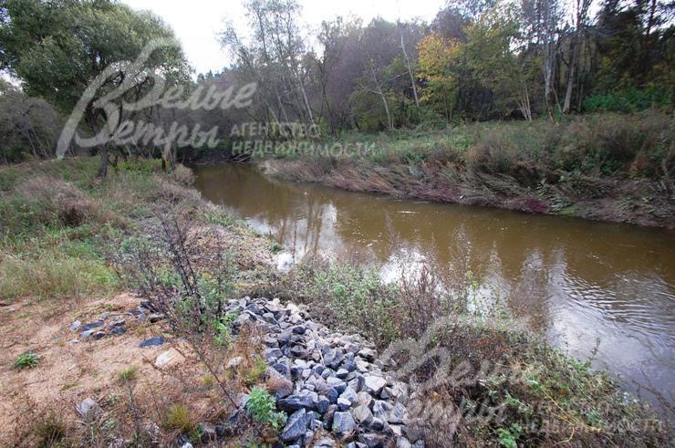 Через реку перекинут мост на VIP-территорию