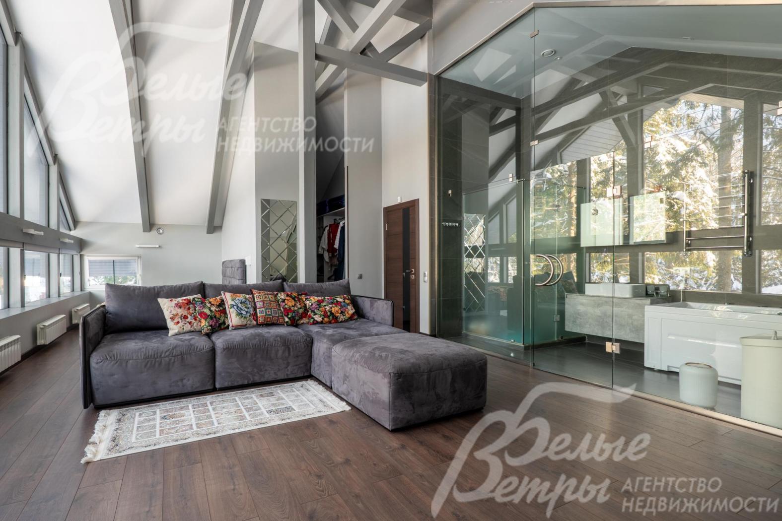 Санузел с широкой стеклянной перегородкой добавляет интерьеру выразительности и визуально расширяет пространство