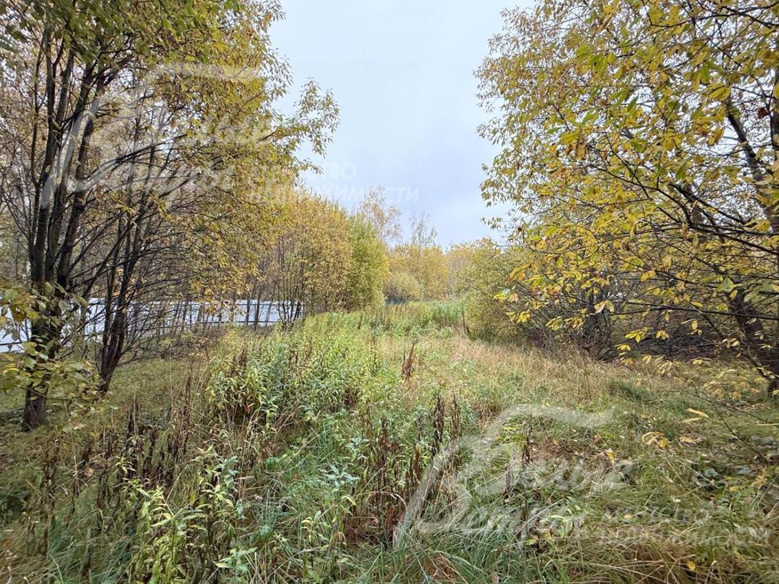 Участок находится в живописной приватной тупиковой зоне коттеджного посёлка, где отсутствует сквозной проезд к другим участкам